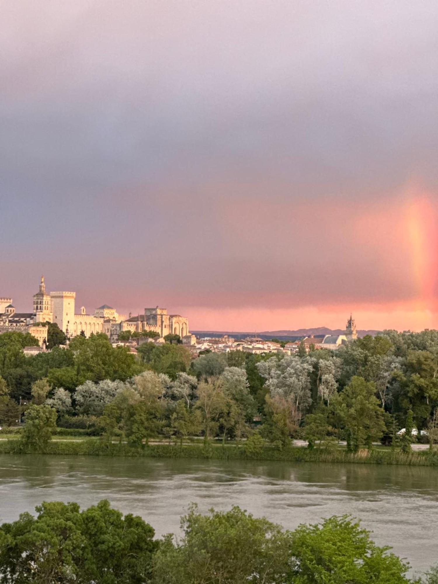 Charmante Petite Maison Avec Vue Panoramique, En Centre Historique, Proche D'Avignon, Ancienne, Renovee, Climatisee, Terrasse, Parking Public Gratuit Villeneuve-les-Avignon Exterior photo