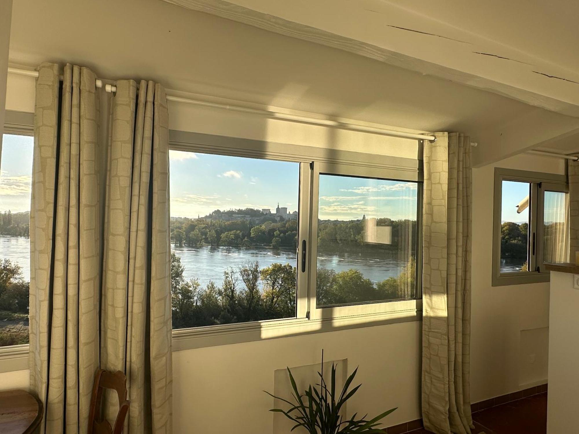 Charmante Petite Maison Avec Vue Panoramique, En Centre Historique, Proche D'Avignon, Ancienne, Renovee, Climatisee, Terrasse, Parking Public Gratuit Villeneuve-les-Avignon Exterior photo